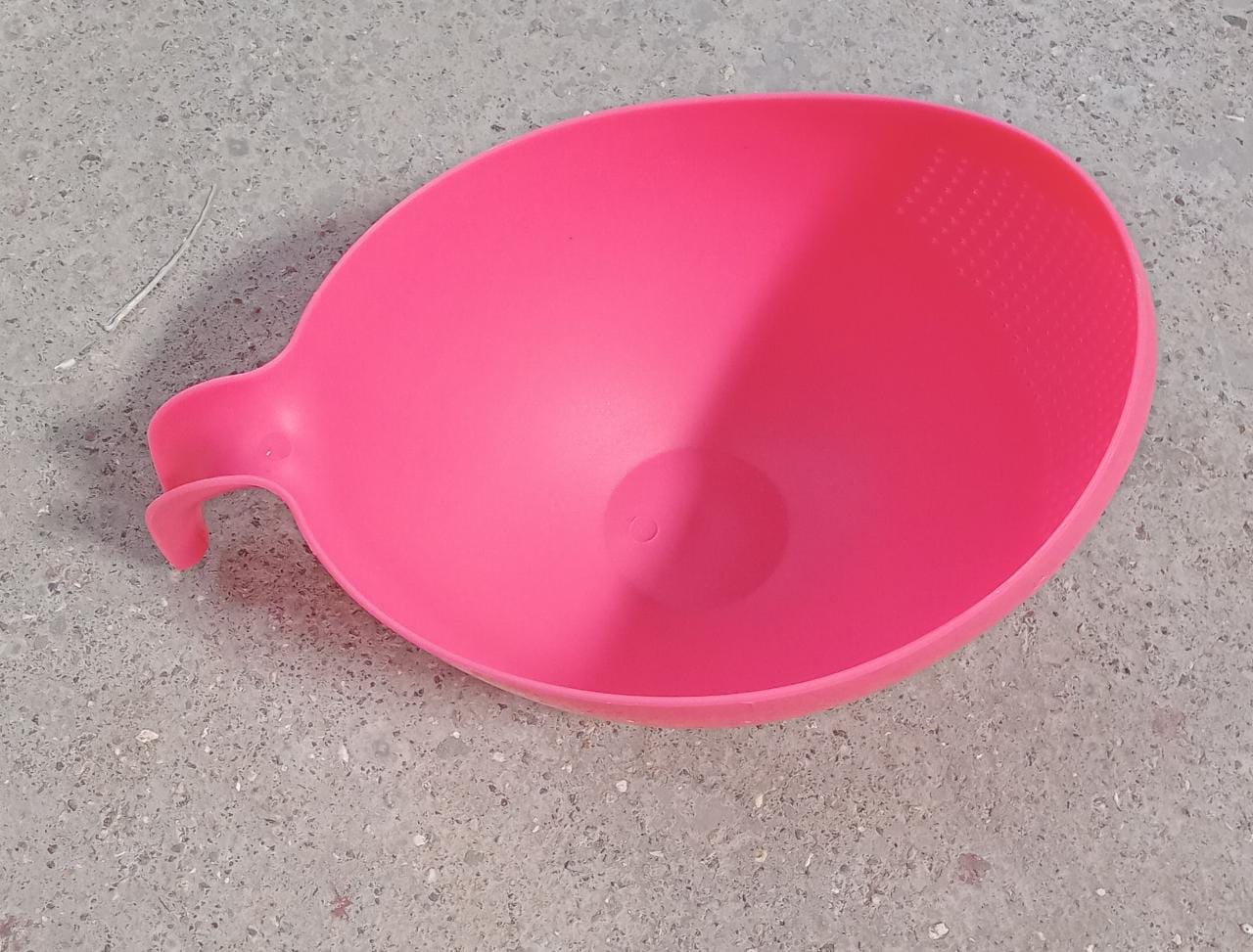 Rice washing bowl with thick drain basket and handle for easy use.